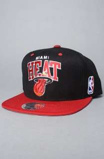  Mitchell & Ness The Miami Heat Arch Snapback Cap in Red 
