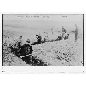  Marines dig a trench (Fr.)