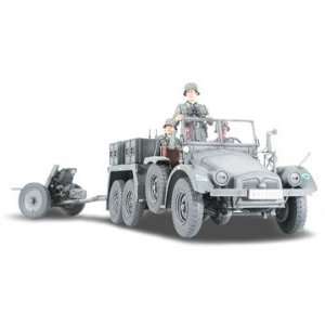   ) Kfz.69 Towing Truck with 3.7cm Pak Military Model Kit Toys & Games