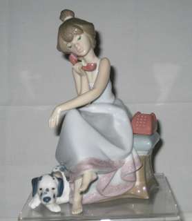 LlADRO FIGURINE  GIRL WITH DOG TALKING ON THE PHONE 1987  