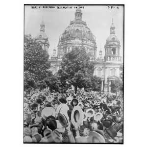  Photo (L) Berlin    cheering declaration of war
