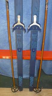 The skis are signed KARHU. Measures 75 (195 cm) long. Have 3 pin 75 