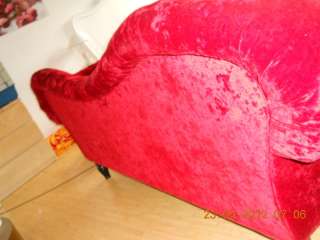 Schönes rotes Sofa in Berlin   Neukölln  Wohnzimmer   