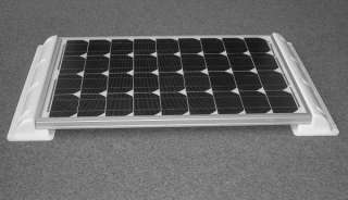 Das Solarmodul wird eingelegt und mitels beigelegter Blechschrauben an 